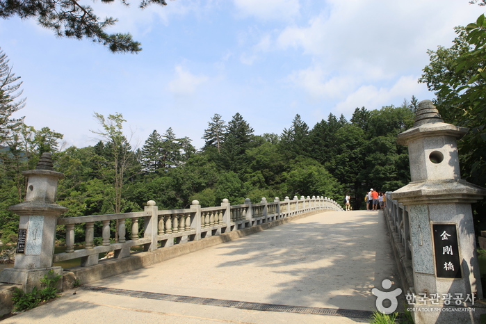 Geumgang Мост возле Woljeongsa Автостоянка - Пхенчхан-гун, Канвондо, Корея (https://codecorea.github.io)