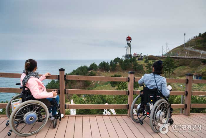 Прибрежный вид на маяк Чангпомал с Палубной дороги - Yeongdeok-gun, Кёнбук, Корея (https://codecorea.github.io)