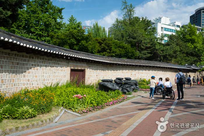 Deoksugung Stone Wall Road - Корея, Сеул (https://codecorea.github.io)