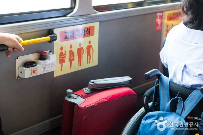 低層巴士上的“交通不便座位”標誌 - 韓國，首爾 (https://codecorea.github.io)