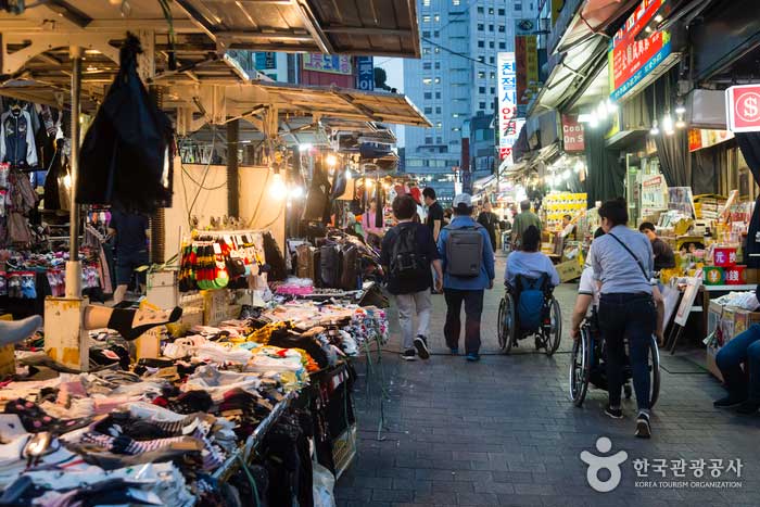 Temprano en la noche paisaje del mercado namdaemun - Corea, Seúl (https://codecorea.github.io)