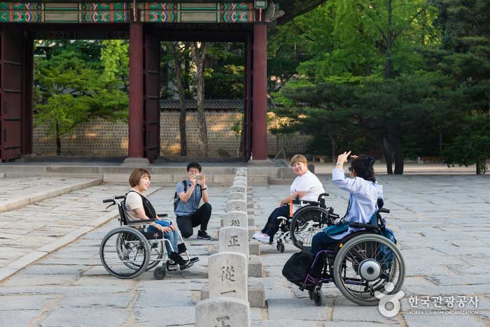 Parc Seok-gu avec une mobilité gênante (en face de Junghwajeon) - Corée, Séoul (https://codecorea.github.io)