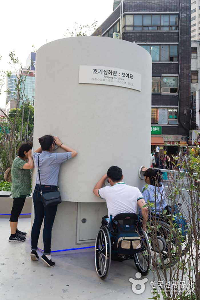 Curious flower pot with good wheelchair access - Korea, Seoul (https://codecorea.github.io)