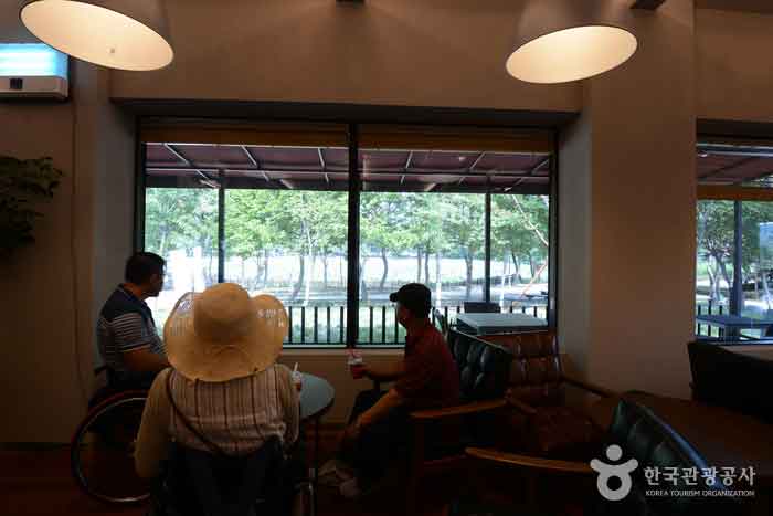 Étang de Gangju vue de l'intérieur du café - Jinju, Gyeongnam, Corée du Sud (https://codecorea.github.io)
