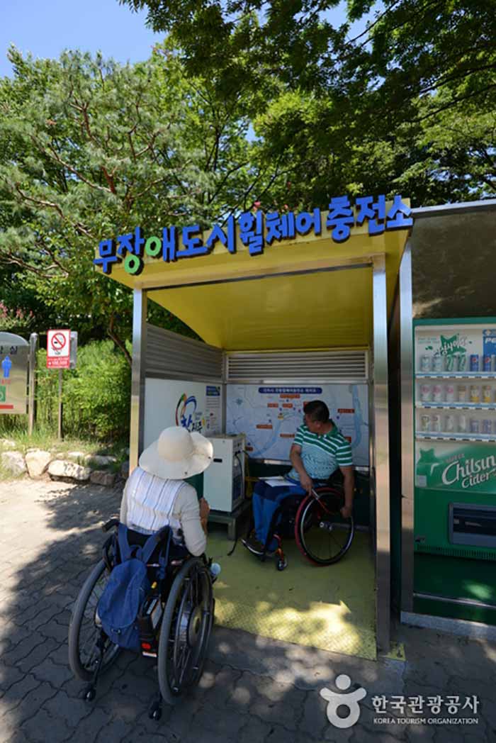 Elektrische elektrische Rollstuhl-Ladestation - Jinju, Gyeongnam, Südkorea (https://codecorea.github.io)