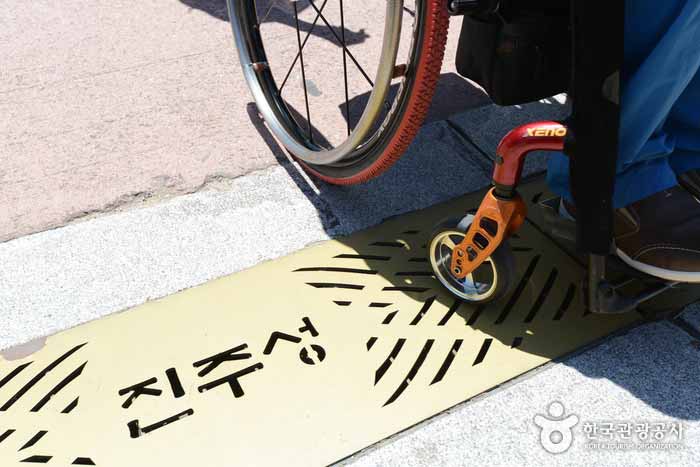 Cubierta del canal Jinju para caminar de forma segura - Jinju, Gyeongnam, Corea del Sur (https://codecorea.github.io)