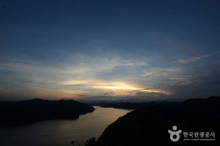 Sonnenuntergang von der Aussichtsplattform aus gesehen - Jinju, Gyeongnam, Südkorea (https://codecorea.github.io)