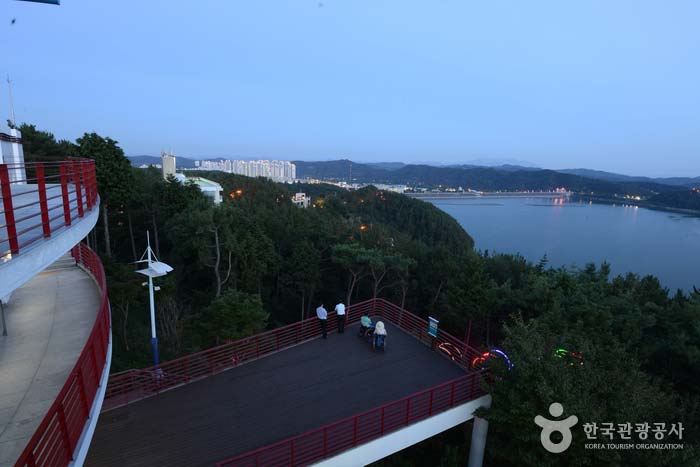 Terrasse extérieure de l'observatoire du lac Jinyang - Jinju, Gyeongnam, Corée du Sud (https://codecorea.github.io)