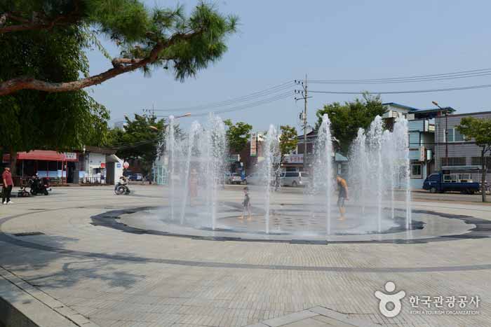 Fuente de la Plaza Central del Parque Namgaram - Jinju, Gyeongnam, Corea del Sur (https://codecorea.github.io)