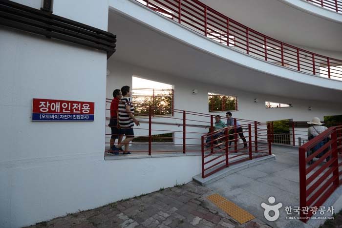 Una rampa que conduce al tercer piso. - Jinju, Gyeongnam, Corea del Sur (https://codecorea.github.io)