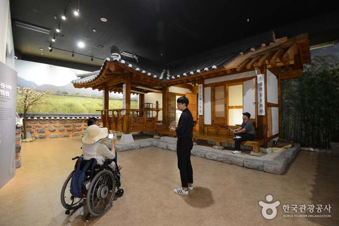Sala de exposiciones que reproduce hanok - Jinju, Gyeongnam, Corea del Sur (https://codecorea.github.io)