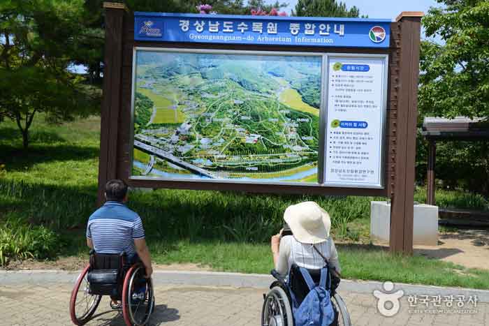 Eingang zum Gyeongsangnam-do Arboretum - Jinju, Gyeongnam, Südkorea (https://codecorea.github.io)