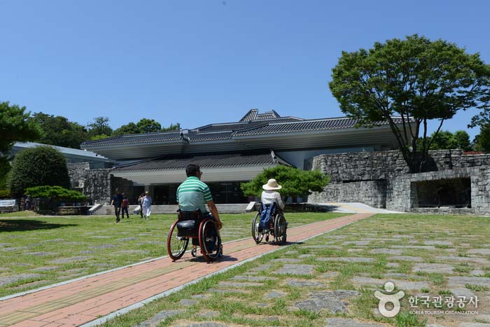 Entrance to the National Pearl Museum - Jinju, Gyeongnam, South Korea (https://codecorea.github.io)