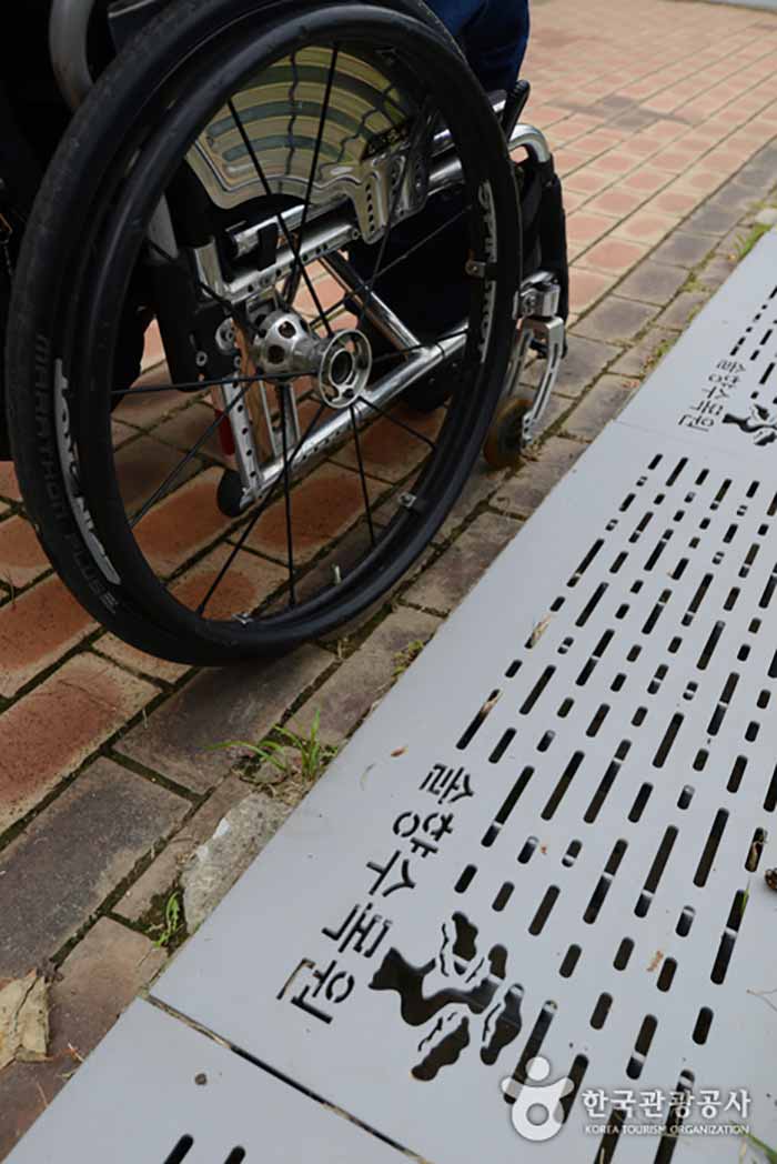 Wasserstraßenabdeckung, damit Rollstuhlräder nicht herausfallen - Pyeongchang-Pistole, Gangwon-do, Korea (https://codecorea.github.io)