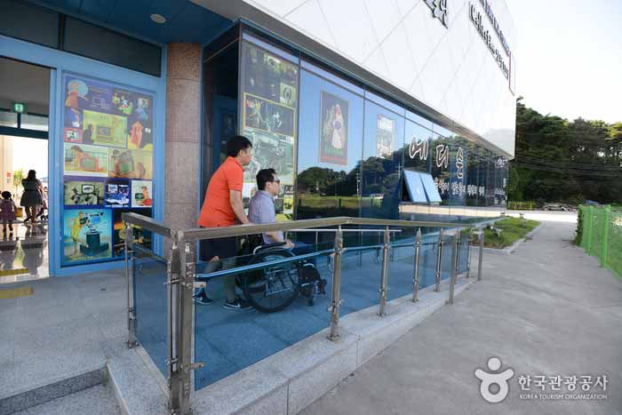 Musée du cinéma à l'extérieur de la rampe - Pyeongchang-gun, Gangwon-do, Corée (https://codecorea.github.io)
