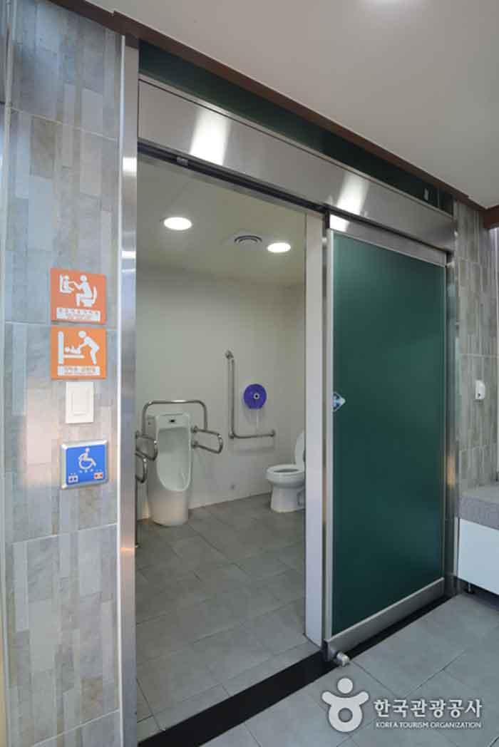 Toilettes pour handicapés - Chungbuk, Corée du Sud (https://codecorea.github.io)