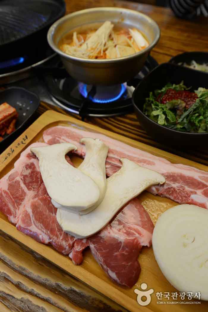 Ensemble d'assiettes de viande crue - Chungbuk, Corée du Sud (https://codecorea.github.io)