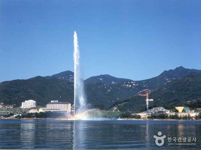 Hydroponischer Brunnen, stolz auf Cheongpungho (Foto mit freundlicher Genehmigung des Rathauses von Jecheon) - Chungbuk, Südkorea (https://codecorea.github.io)