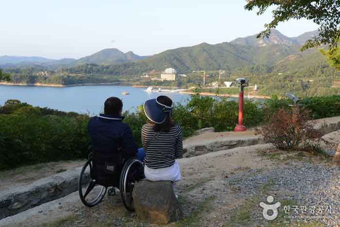 Озеро Чхонгпунг сзади - Чунгбук, Южная Корея (https://codecorea.github.io)