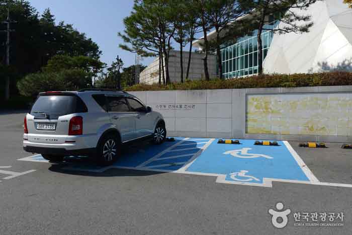 Behindertenparkplatz am Eingang der Ausstellungshalle - Chungbuk, Südkorea (https://codecorea.github.io)