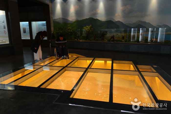 Piso de vidrio de seguridad con vista al sitio de excavación (Exposición 2) - Chungbuk, Corea del Sur (https://codecorea.github.io)