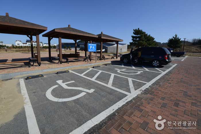 Área de estacionamiento para discapacitados frente al centro de dunas de arena de Sinduri - Taean-gun, Chungcheongnam-do, Corea (https://codecorea.github.io)