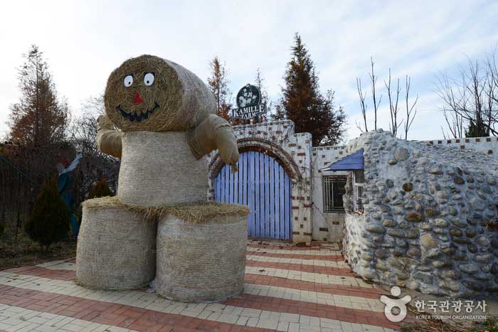Escultura de paja en la entrada - Taean-gun, Chungcheongnam-do, Corea (https://codecorea.github.io)