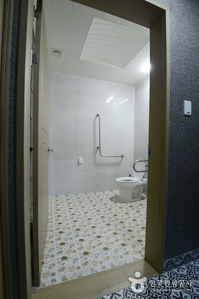 Toilettes en continu et spacieuses - Taean-gun, Chungcheongnam-do, Corée (https://codecorea.github.io)
