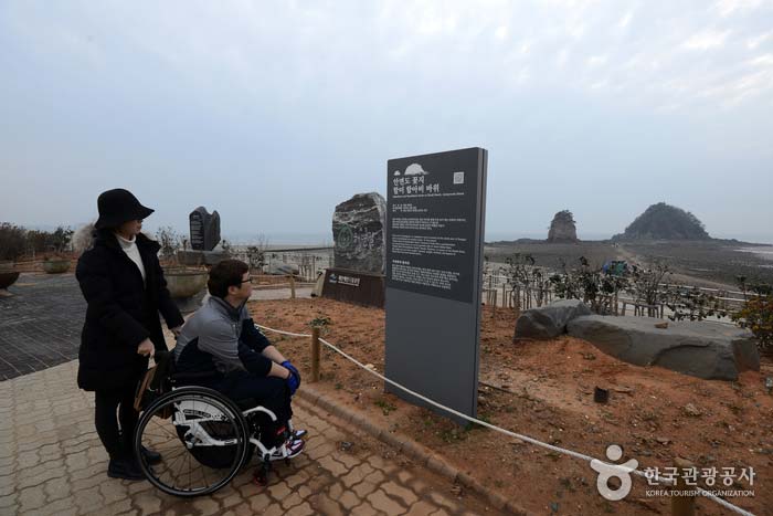 Panneau d'information de grand-mère et grand-mère Rock - Taean-gun, Chungcheongnam-do, Corée (https://codecorea.github.io)