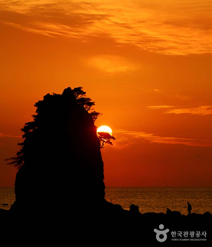 Le soleil tombant sur le côté du rocher de la grand-mère - Taean-gun, Chungcheongnam-do, Corée (https://codecorea.github.io)