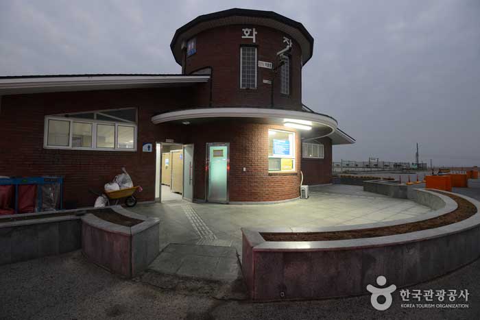 Behinderten-Toilettenrampe in der Nähe des Parkplatzes - Taean-gun, Chungcheongnam-do, Korea (https://codecorea.github.io)