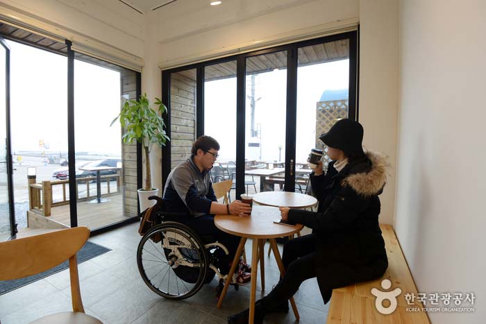 Im Café mit beiden Seiten Glas - Taean-gun, Chungcheongnam-do, Korea (https://codecorea.github.io)