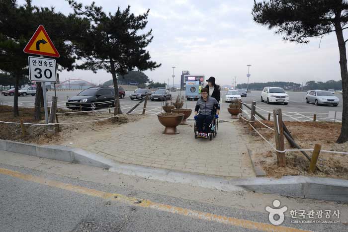 Вход в прибрежный парк без ступеней - Taean-gun, Чхунчхон-Намдо, Корея (https://codecorea.github.io)