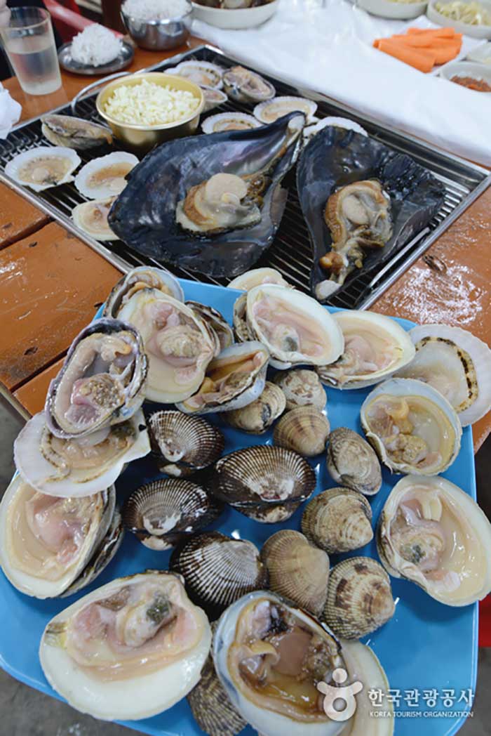 Grilled clams in winter - Taean-gun, Chungcheongnam-do, Korea (https://codecorea.github.io)