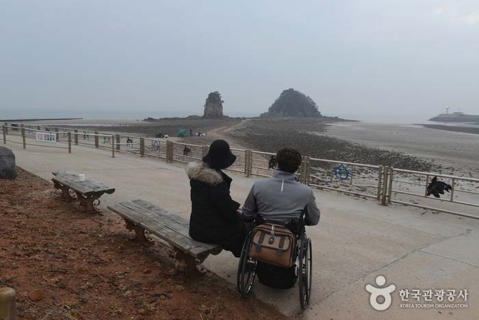 Bench with a good view of the grandmother and grandmother - Taean-gun, Chungcheongnam-do, Korea (https://codecorea.github.io)