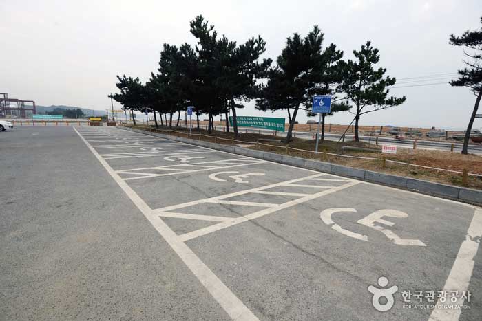 Aire de stationnement pour handicapés dans le parc côtier - Taean-gun, Chungcheongnam-do, Corée (https://codecorea.github.io)