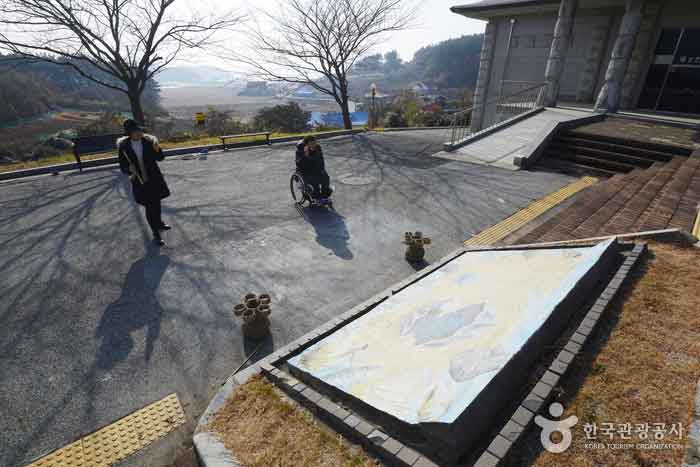 Patio del museo instalaciones de entretenimiento tuho - Taean-gun, Chungcheongnam-do, Corea (https://codecorea.github.io)