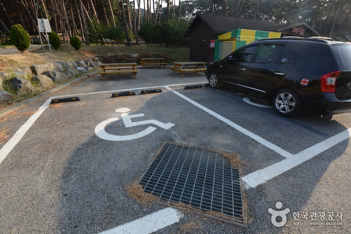Behindertenparkplatz in der Nähe der Promenade - Taean-gun, Chungcheongnam-do, Korea (https://codecorea.github.io)