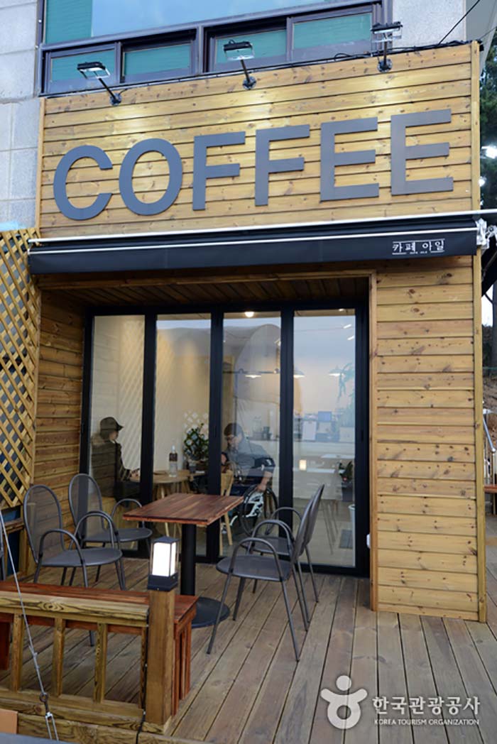 Terraza al aire libre de Cafe Isle - Taean-gun, Chungcheongnam-do, Corea (https://codecorea.github.io)