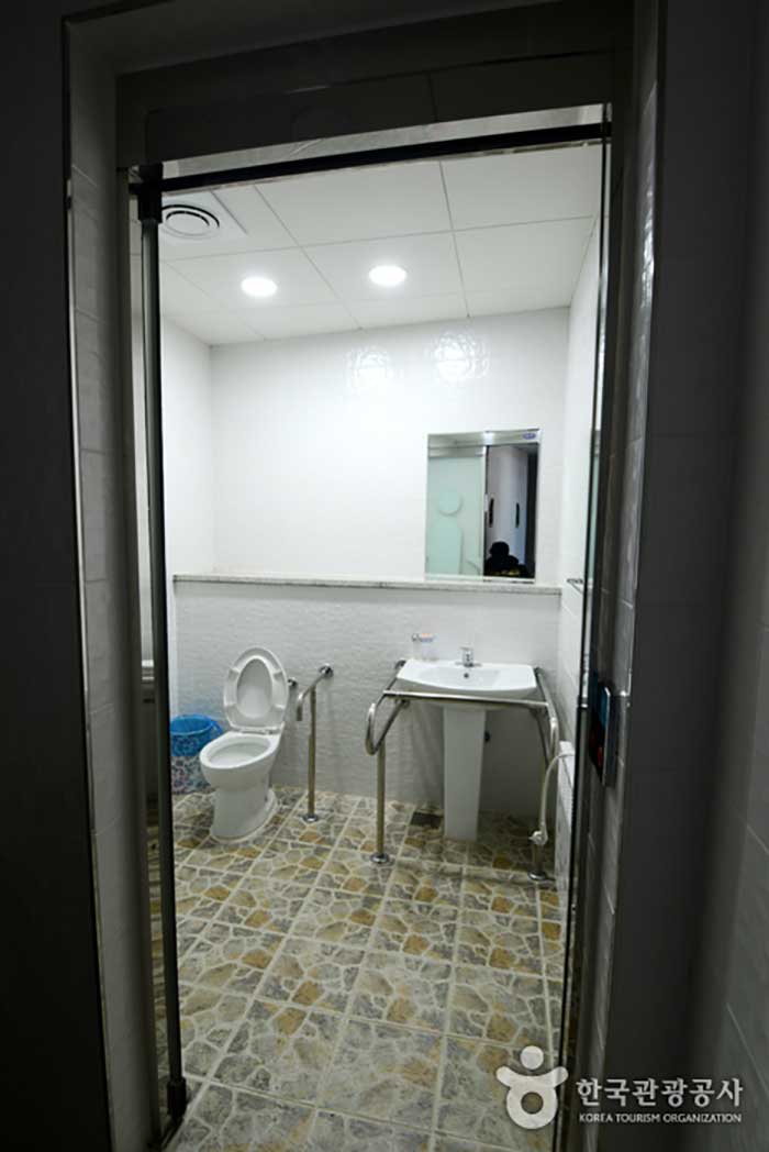 Toilettes pour handicapés à Sinduri Sand Dune Center - Taean-gun, Chungcheongnam-do, Corée (https://codecorea.github.io)