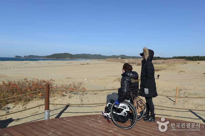 Курсовая площадка с видом на море и прибрежные дюны - Taean-gun, Чхунчхон-Намдо, Корея (https://codecorea.github.io)