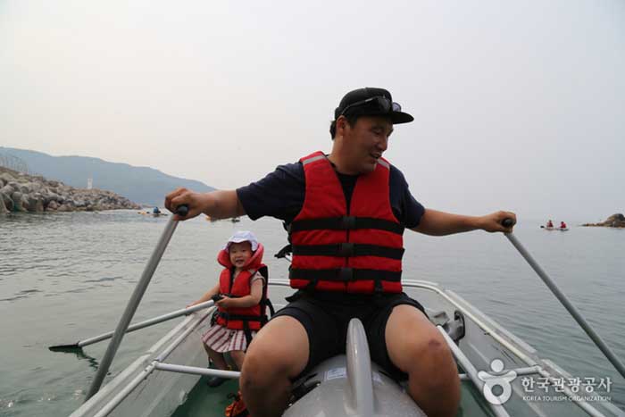 Canoe experience where balancing is important - Samcheok-si, Gangwon-do, Korea (https://codecorea.github.io)