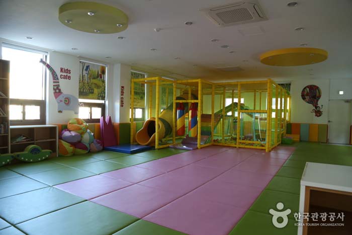Parque infantil en el centro de aprendizaje - Yeongdong-gun, Chungbuk, Corea (https://codecorea.github.io)