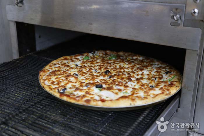 Pizza horneada en el horno - Yeongdong-gun, Chungbuk, Corea (https://codecorea.github.io)
