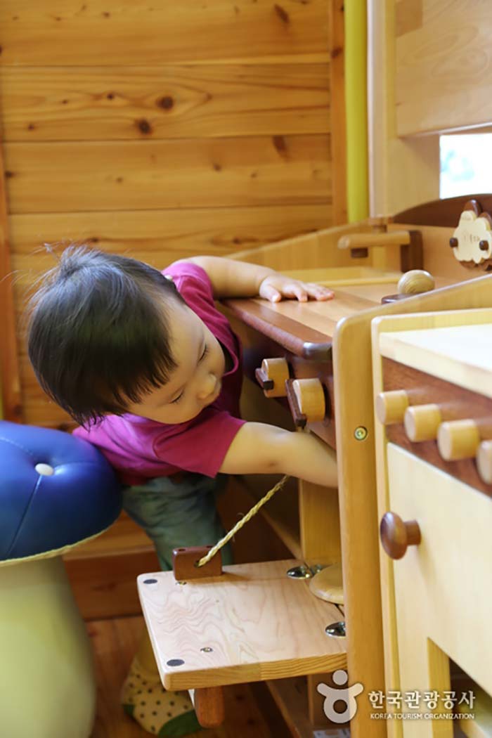 Instalaciones de entretenimiento dentro del centro de experiencia en cultura de la madera - Gimhae, Gyeongnam, Corea del Sur (https://codecorea.github.io)