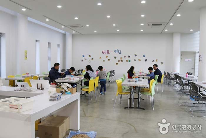 Salón de la experiencia de la cerámica - Gimhae, Gyeongnam, Corea del Sur (https://codecorea.github.io)