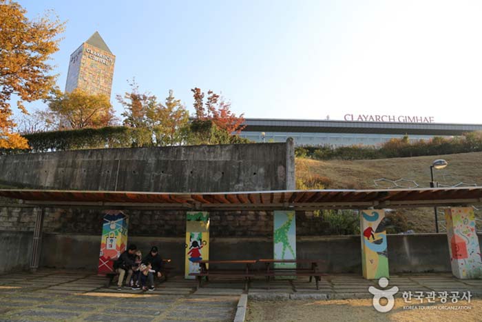 Refugio del Museo de Arte Clayarch - Gimhae, Gyeongnam, Corea del Sur (https://codecorea.github.io)
