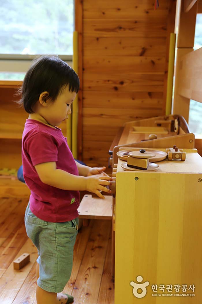 Instalaciones de entretenimiento dentro del centro de experiencia en cultura de la madera - Gimhae, Gyeongnam, Corea del Sur (https://codecorea.github.io)