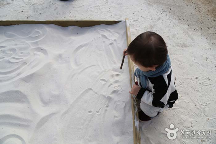 Опыт песка перед главными воротами - Кимхэ, Кённам, Южная Корея (https://codecorea.github.io)