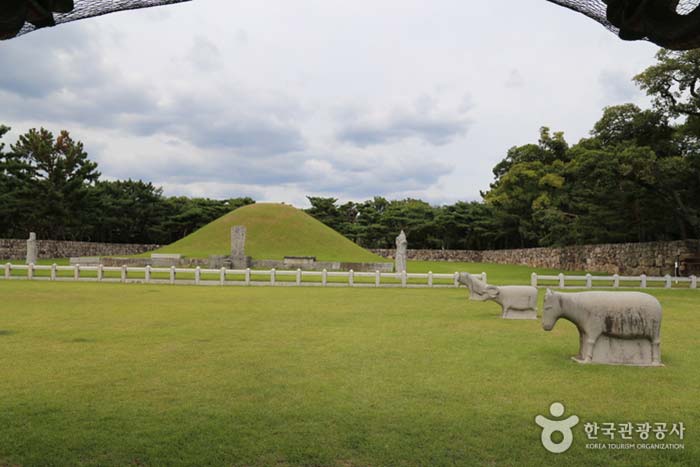 Tombes royales de Kim Suro - Gimhae, Gyeongnam, Corée du Sud (https://codecorea.github.io)